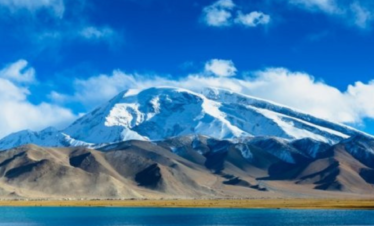 Muztagh Ata trek comes a blue lake in it