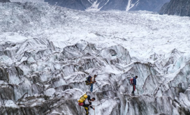 The patundas meadows trek over glacier